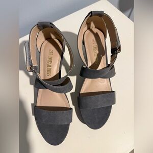 Dream Pairs Women's Charcoal Suede Sandals size 7.5